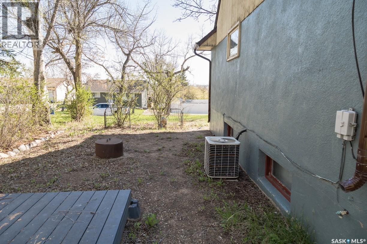 611 Saskatchewan Avenue, Kerrobert, SK - Outdoor