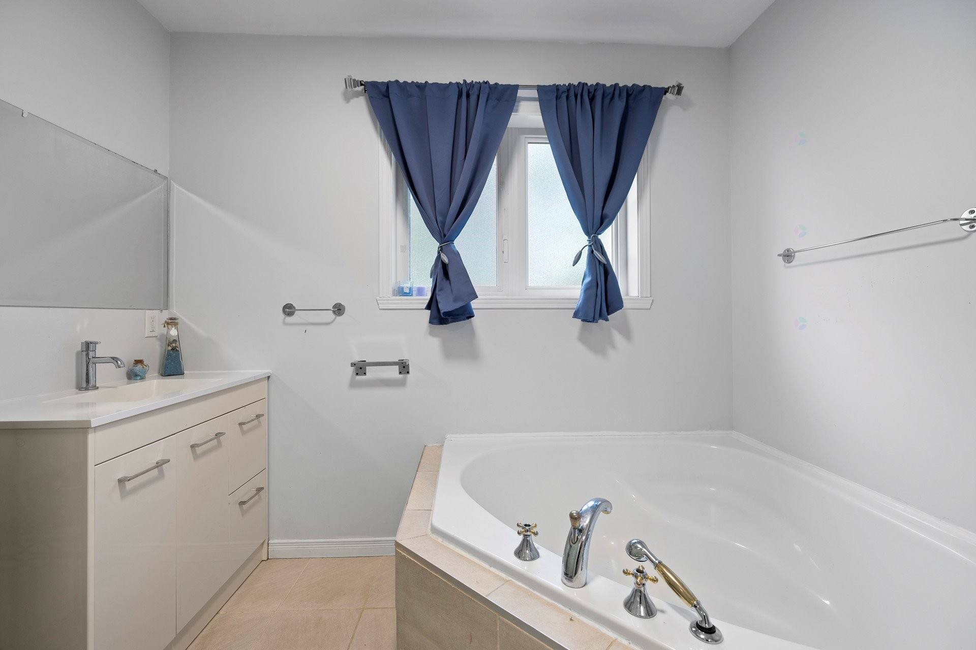 Bathroom - 357B Ch. Du Fleuve, Coteau-Du-Lac, QC - Indoor Photo Showing Bathroom