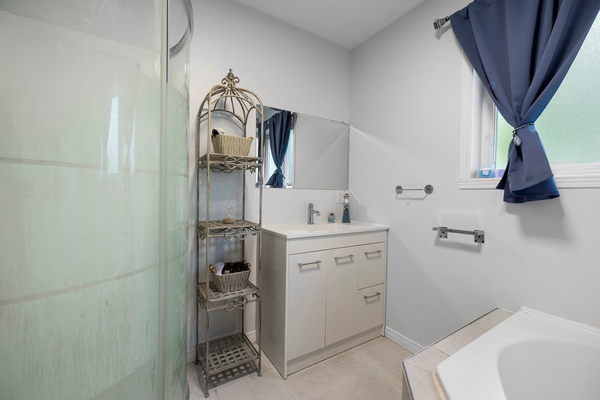 Bathroom - 357B Ch. Du Fleuve, Coteau-Du-Lac, QC - Indoor Photo Showing Bathroom