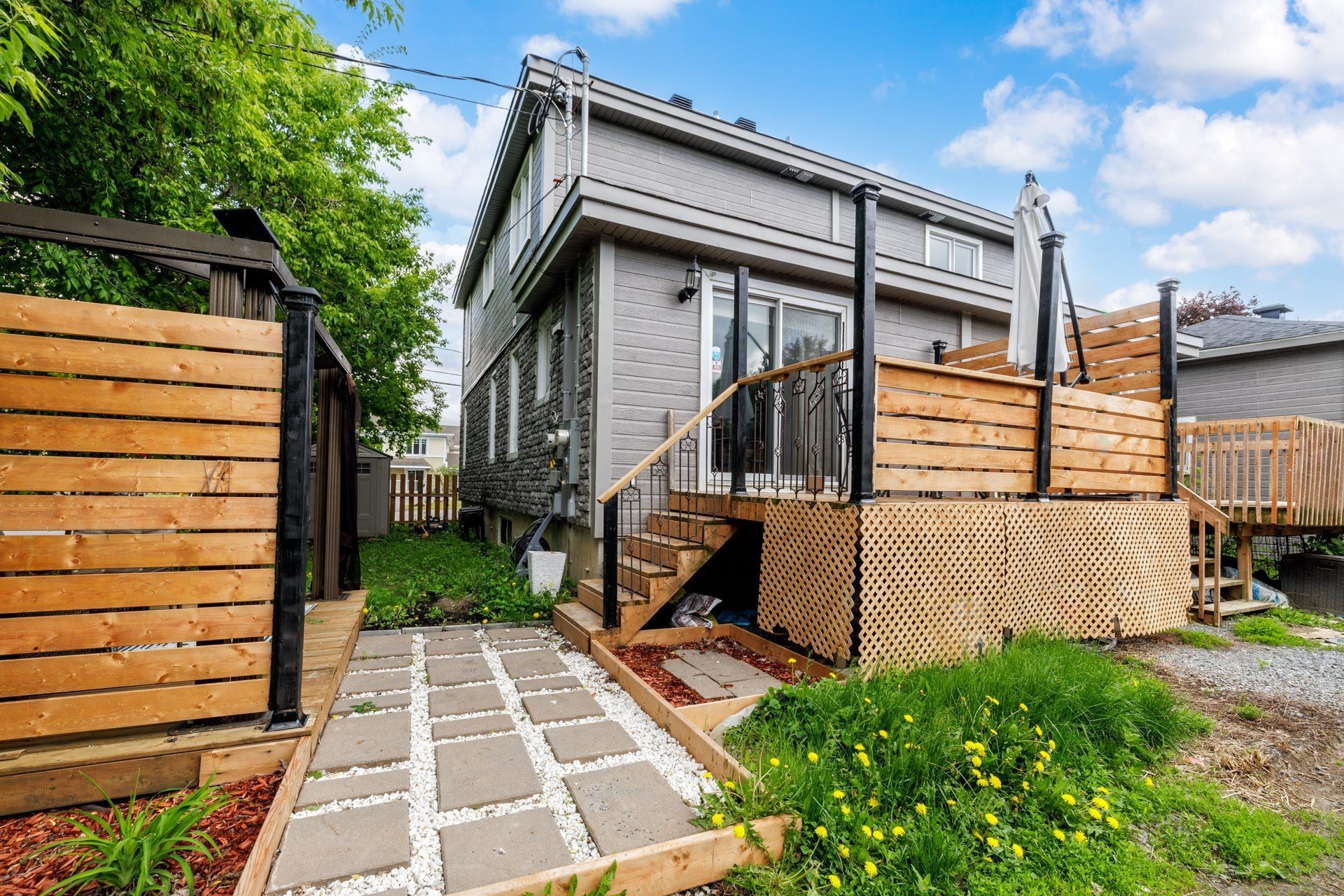 Courtyard - 357B Ch. Du Fleuve, Coteau-Du-Lac, QC - Outdoor With Deck Patio Veranda With Exterior