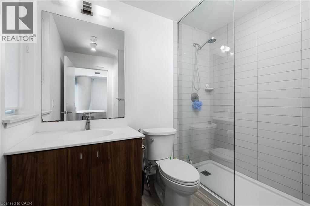 Bathroom with vanity, toilet, and tiled shower - 15 Wellington Street S Unit# 1909, Kitchener, ON - Indoor Photo Showing Bathroom