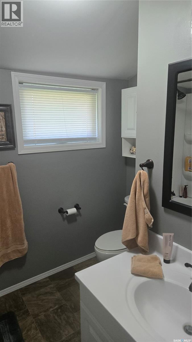 716 Walsh Avenue, Oxbow, SK - Indoor Photo Showing Bathroom
