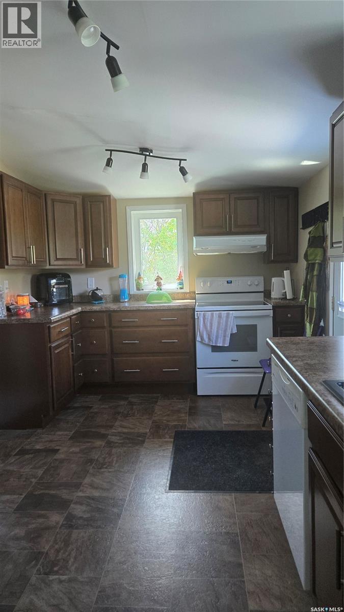 716 Walsh Avenue, Oxbow, SK - Indoor Photo Showing Kitchen