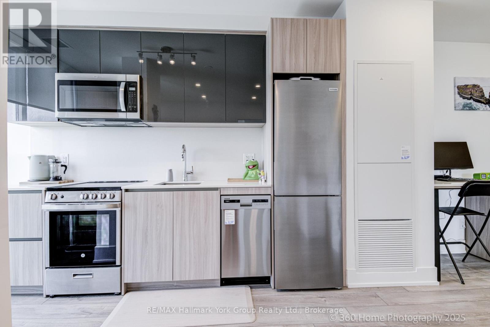 534 - 3100 Keele Street, Toronto (Downsview-Roding-Cfb), ON - Indoor Photo Showing Kitchen
