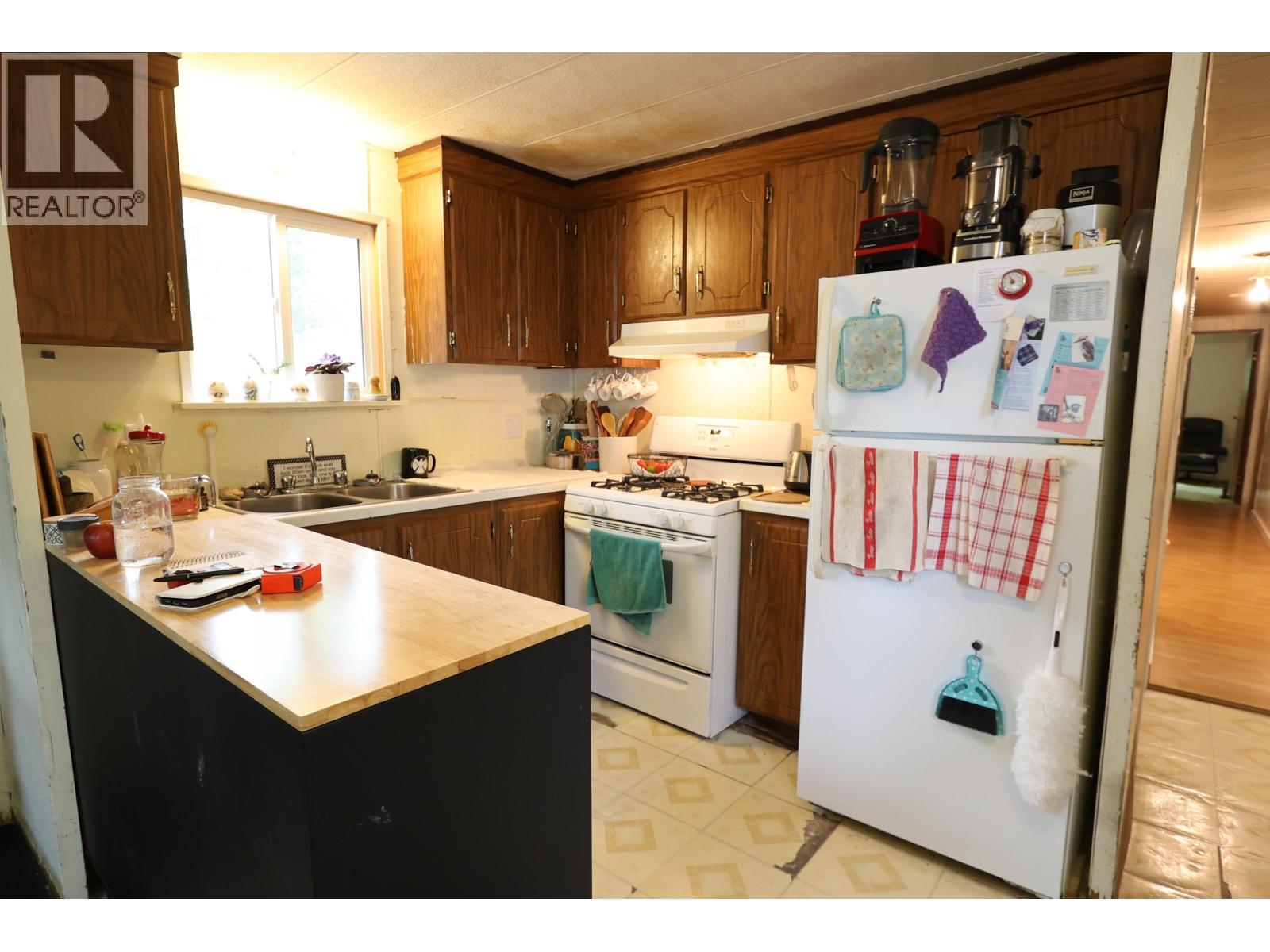 3270 Muermann Road, Prince George, BC - Indoor Photo Showing Kitchen With Double Sink