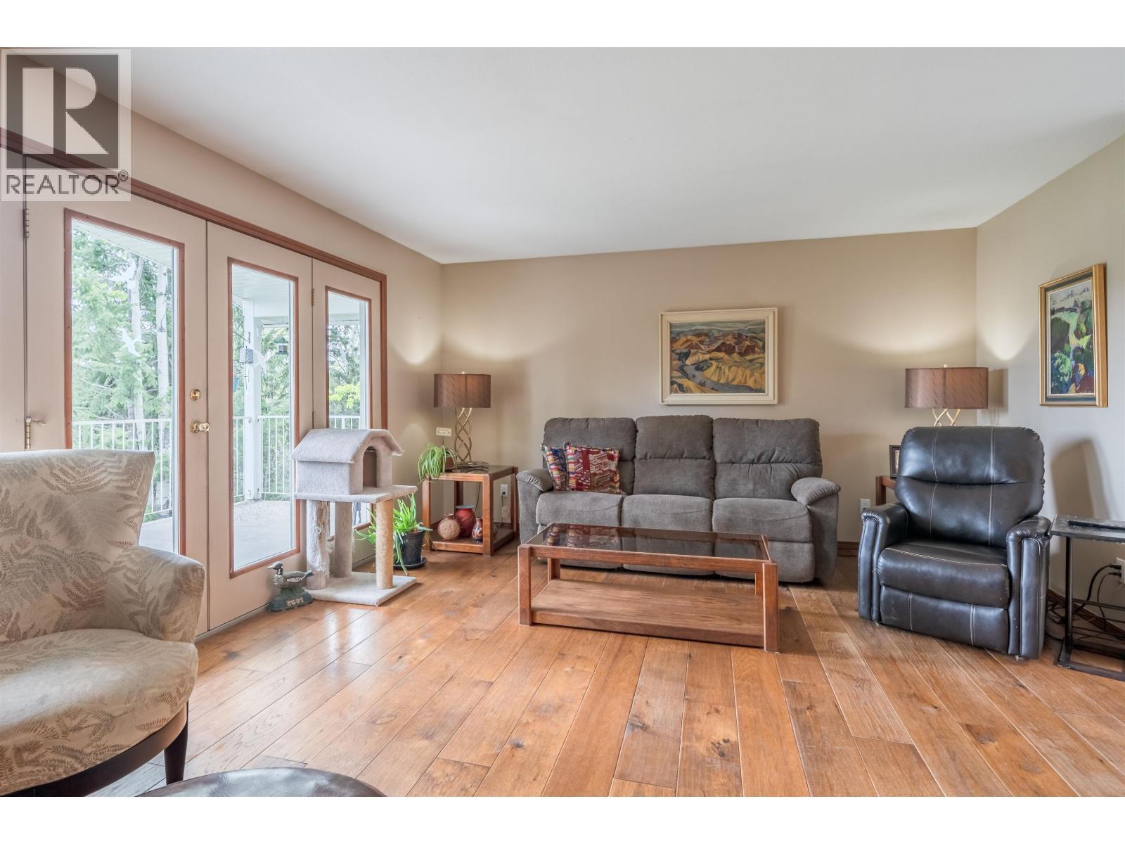7497 Little Fort 24 Highway, Bridge Lake, BC - Indoor Photo Showing Living Room