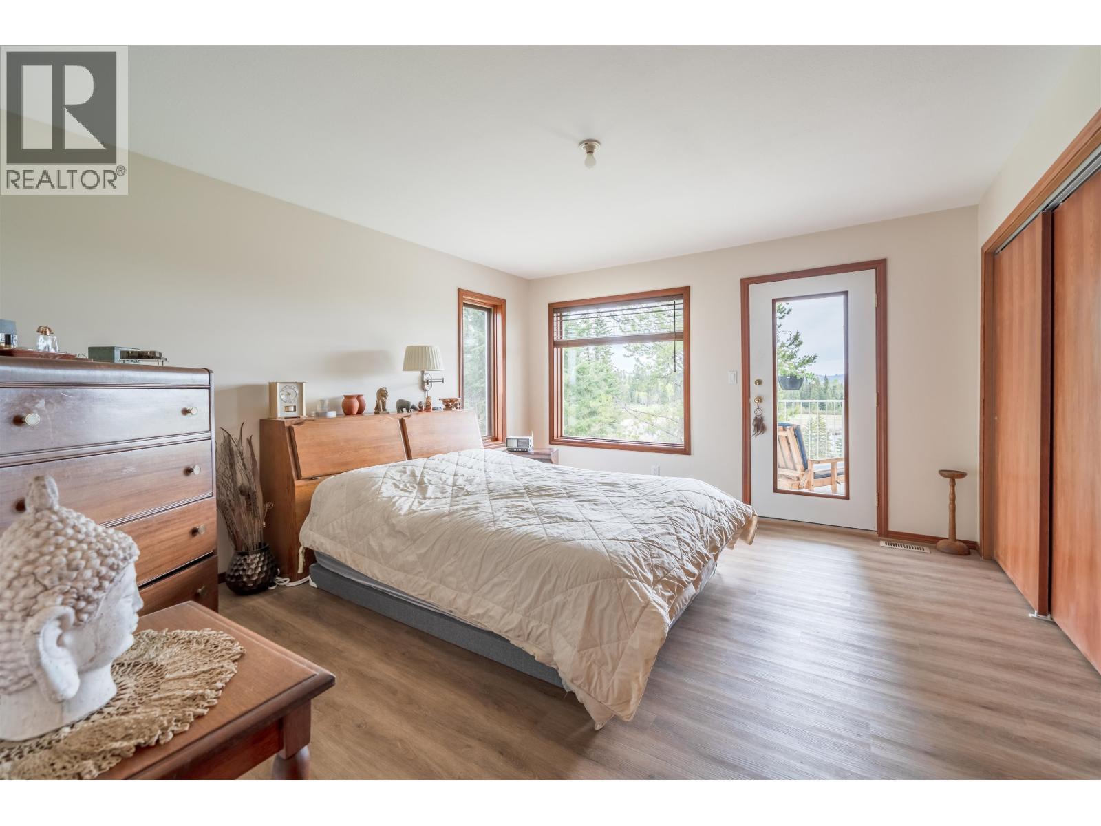 7497 Little Fort 24 Highway, Bridge Lake, BC - Indoor Photo Showing Bedroom