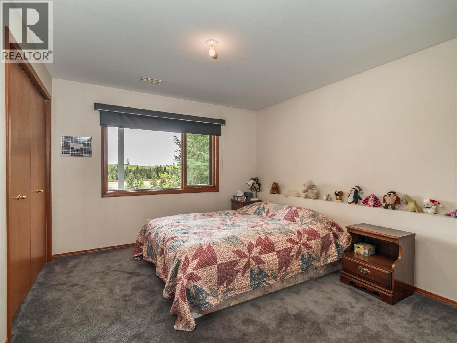 7497 Little Fort 24 Highway, Bridge Lake, BC - Indoor Photo Showing Bedroom
