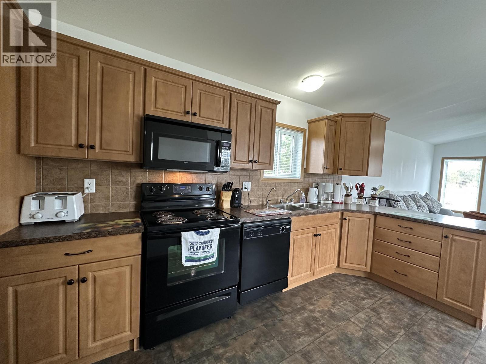 2510 North Bonaparte Road, 70 Mile House, BC - Indoor Photo Showing Kitchen With Double Sink