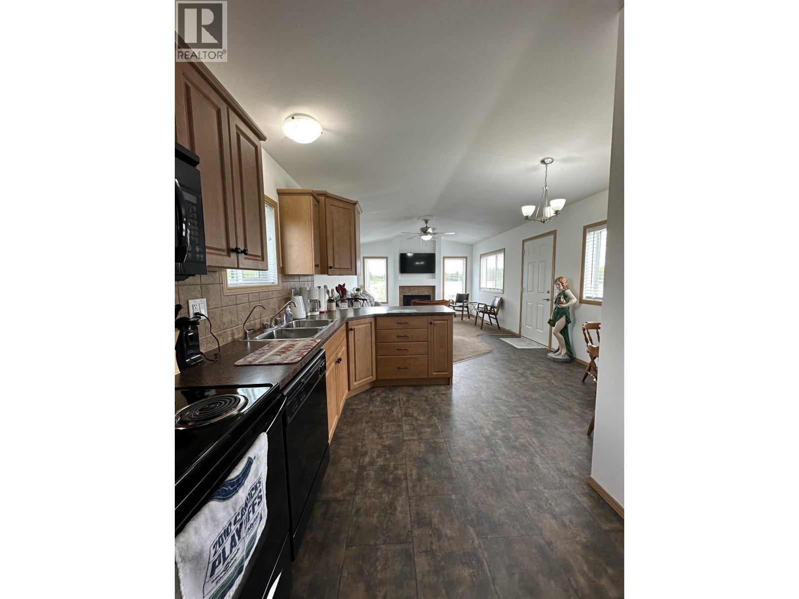 2510 North Bonaparte Road, 70 Mile House, BC - Indoor Photo Showing Kitchen With Double Sink