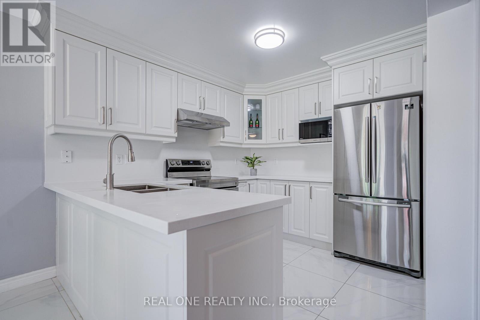 5827 Rainspring Drive, Mississauga, ON - Indoor Photo Showing Kitchen With Double Sink