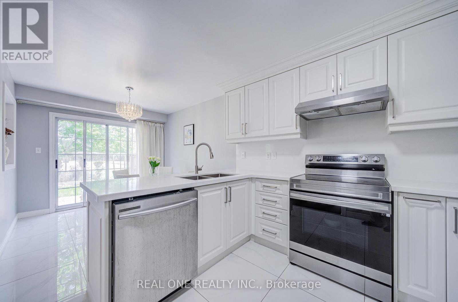 5827 Rainspring Drive, Mississauga, ON - Indoor Photo Showing Kitchen With Double Sink