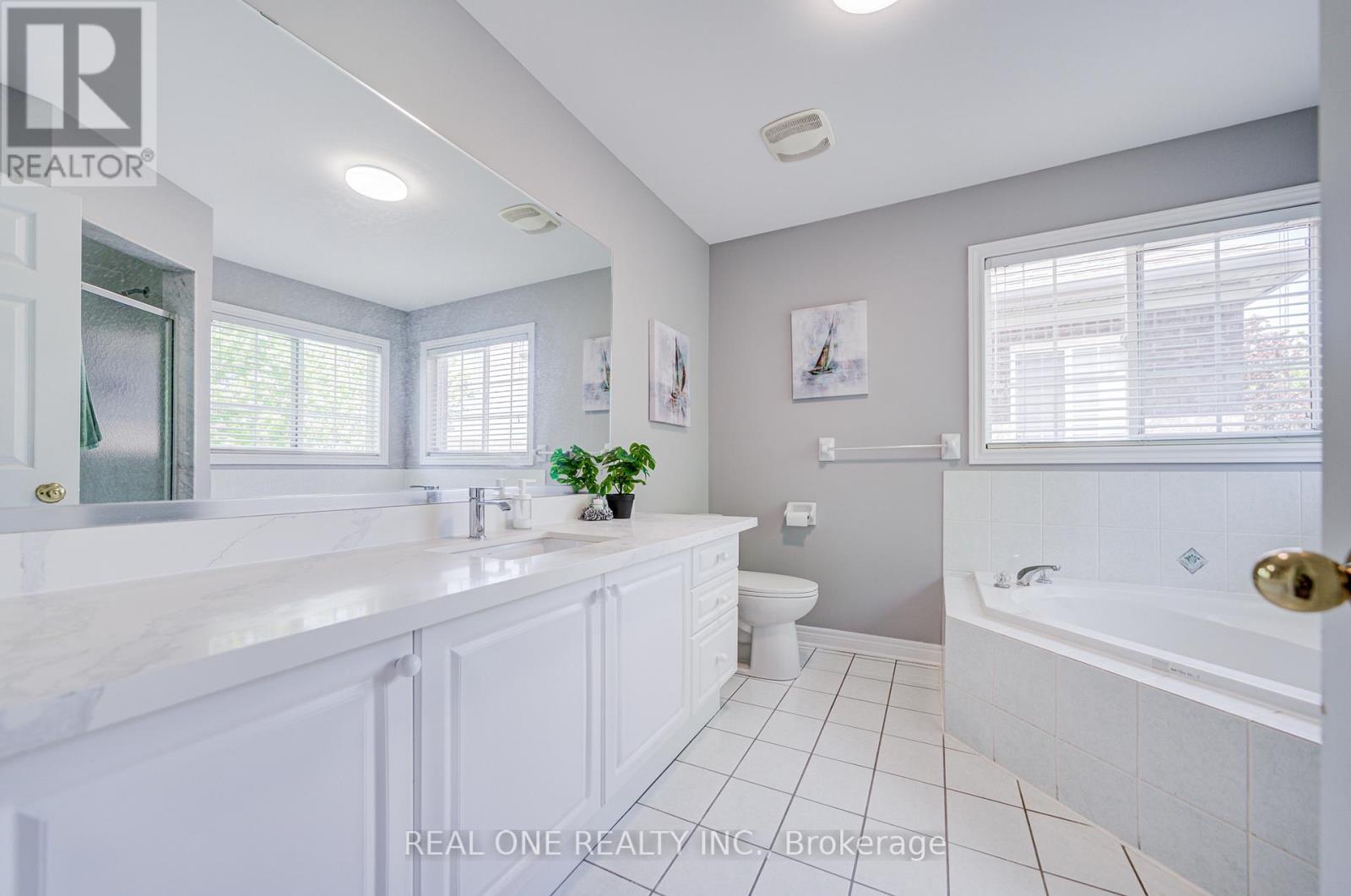 5827 Rainspring Drive, Mississauga, ON - Indoor Photo Showing Bathroom