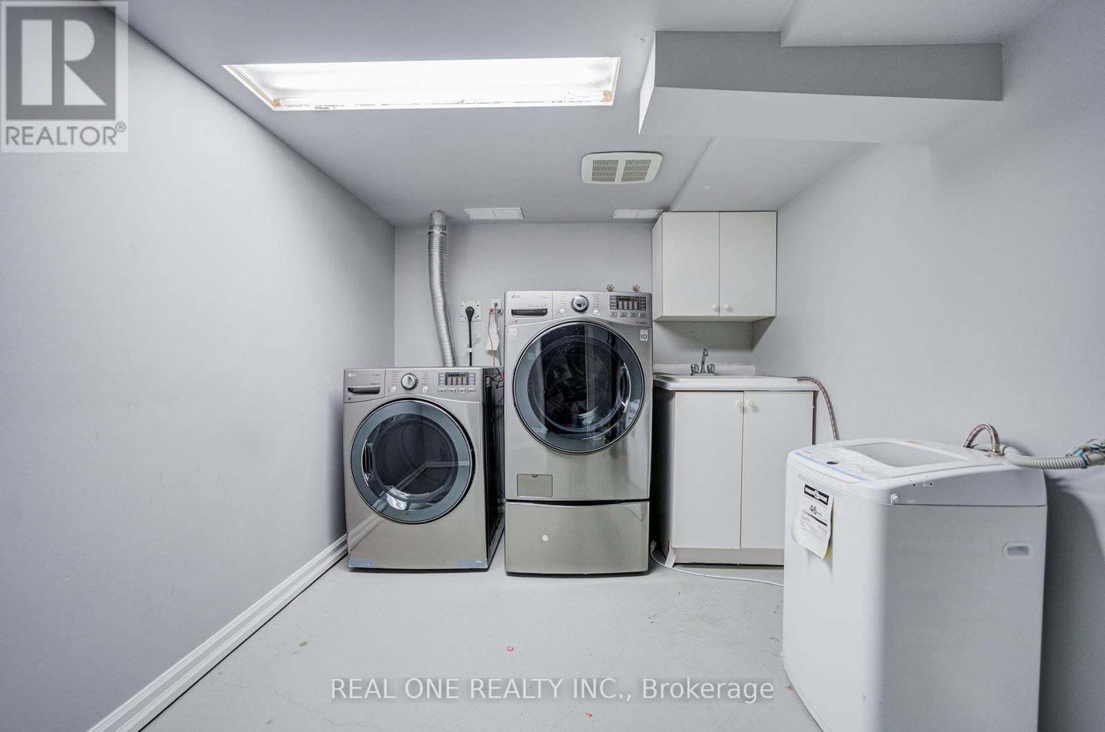 5827 Rainspring Drive, Mississauga, ON - Indoor Photo Showing Laundry Room