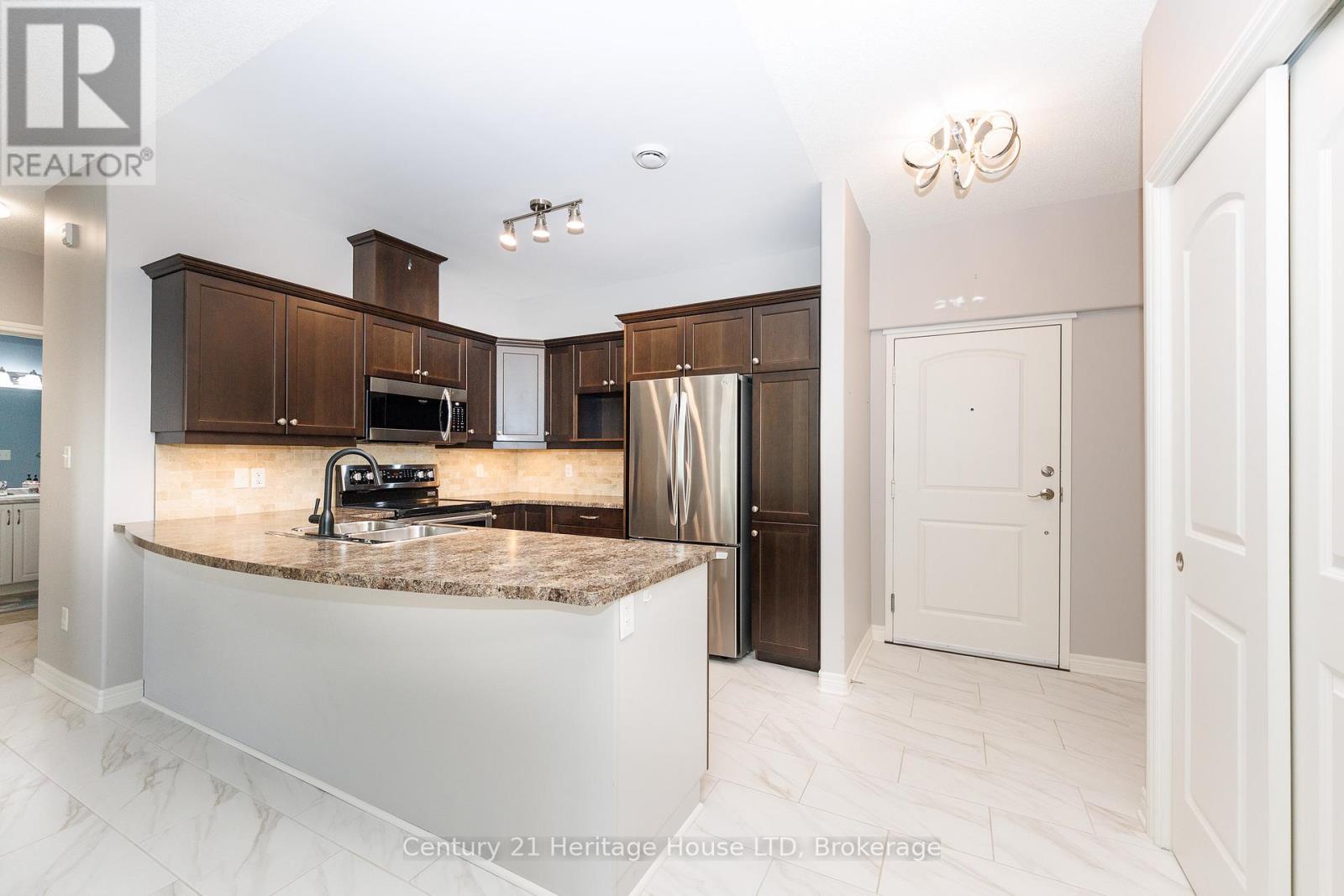 311 - 2799 St. Paul Avenue, Niagara Falls (Church'S Lane), ON - Indoor Photo Showing Kitchen With Upgraded Kitchen