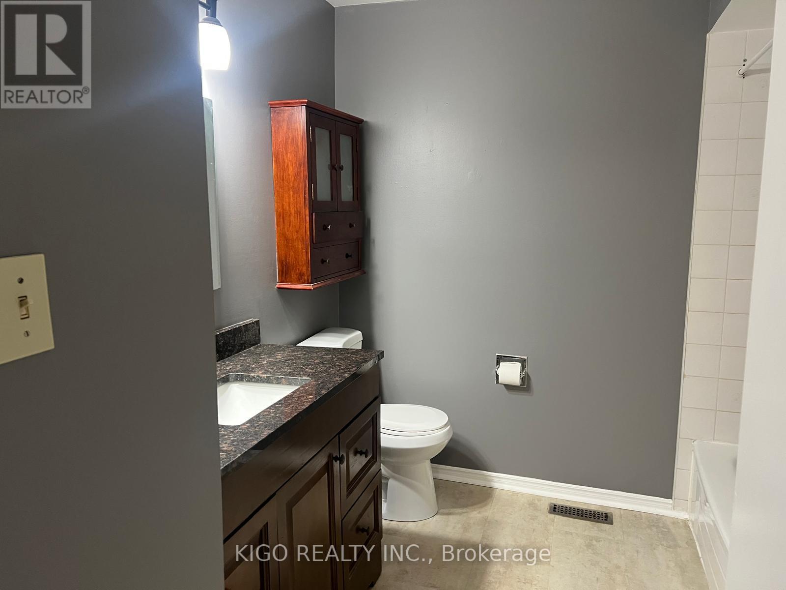 121 - 10 Bassett Boulevard, Whitby, ON - Indoor Photo Showing Bathroom