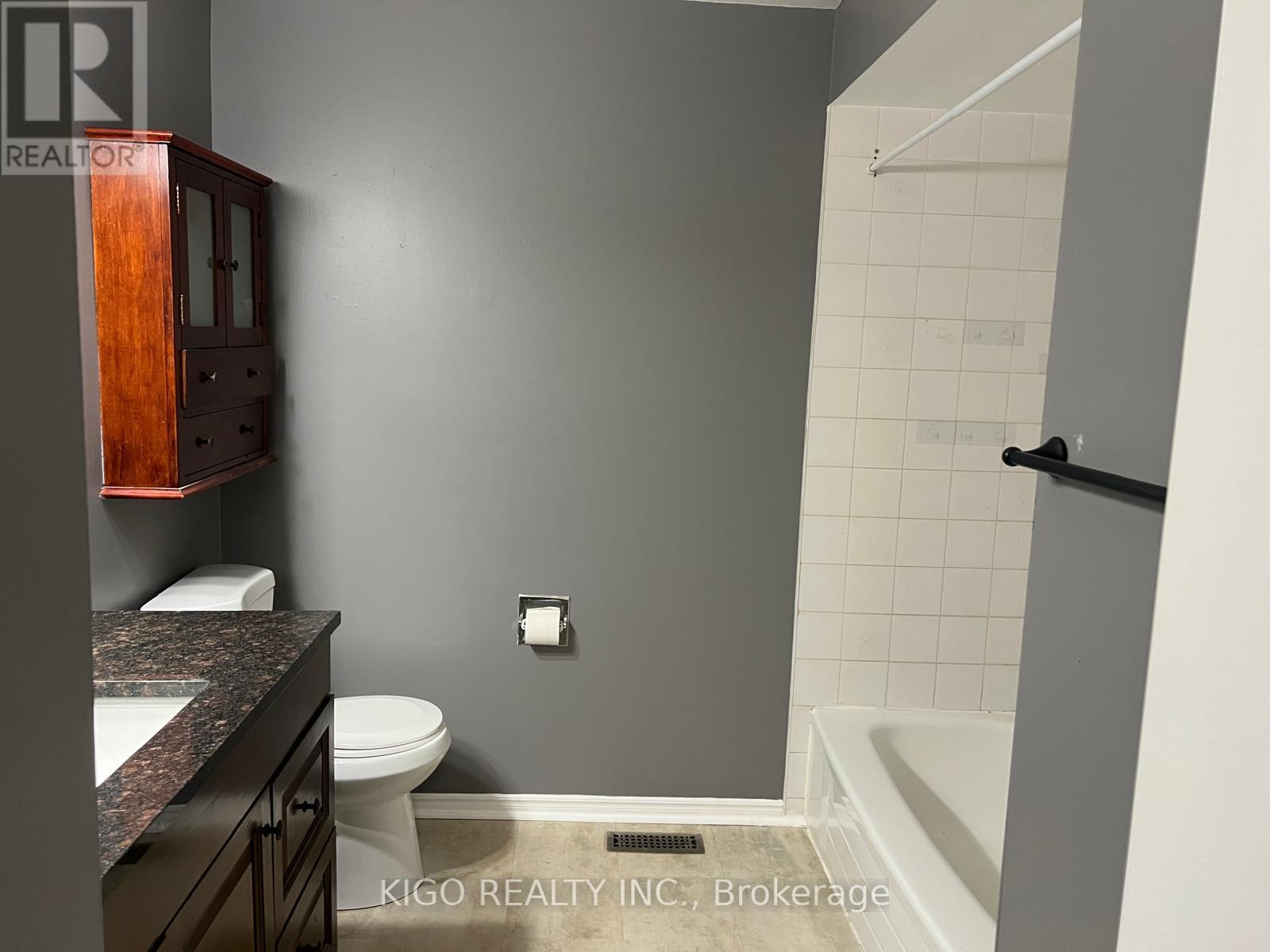 121 - 10 Bassett Boulevard, Whitby, ON - Indoor Photo Showing Bathroom