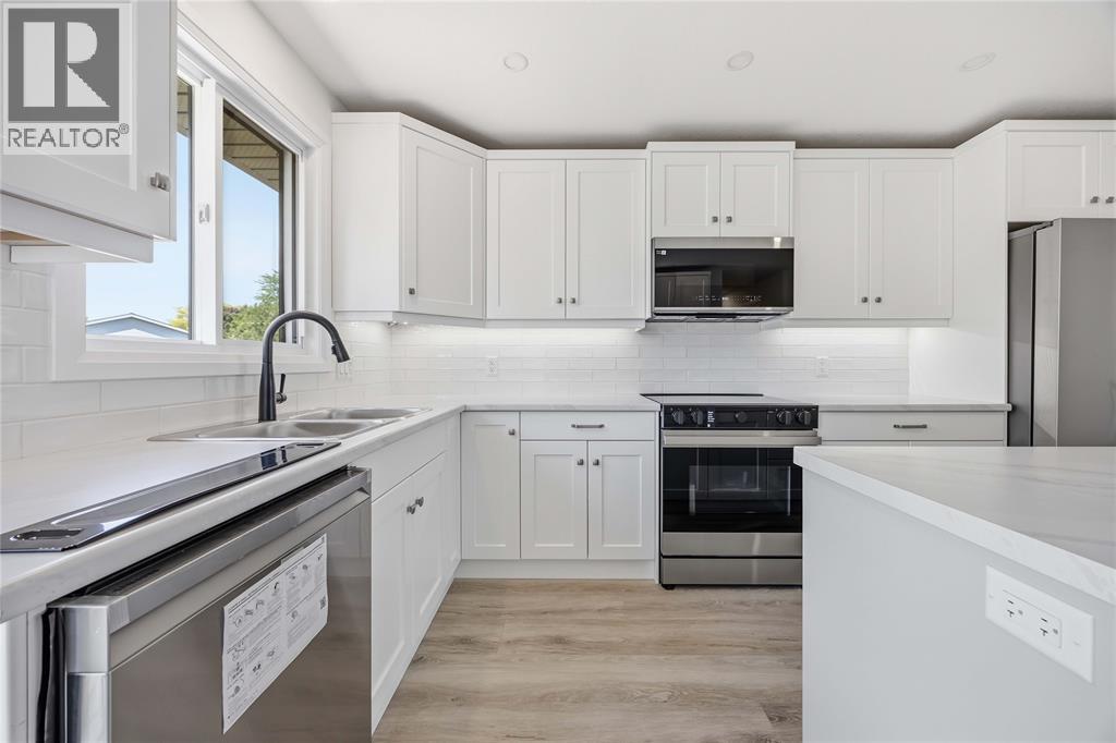 519 Mint Julep Drive, St Clair, ON - Indoor Photo Showing Kitchen With Double Sink