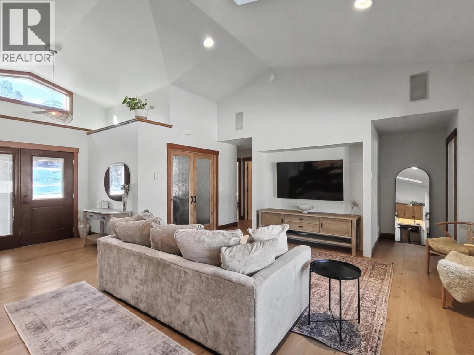 8170 Plotnikoff Road, Grand Forks, BC - Indoor Photo Showing Living Room