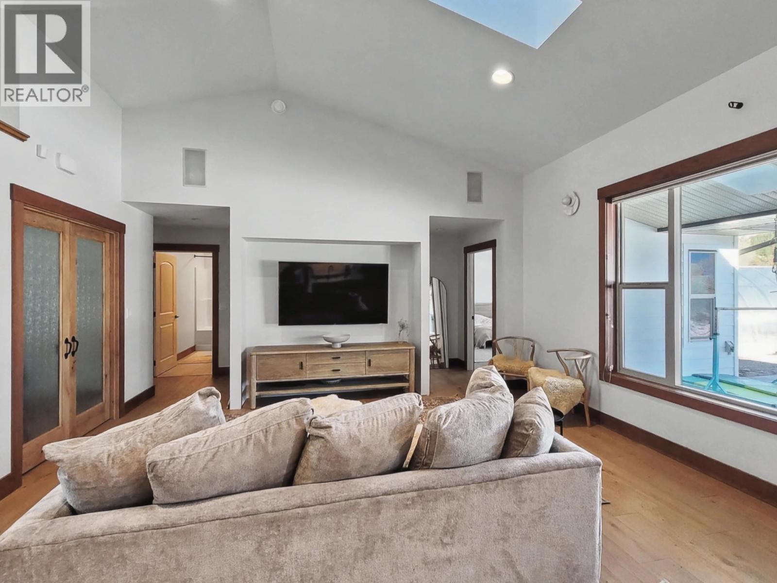 8170 Plotnikoff Road, Grand Forks, BC - Indoor Photo Showing Living Room