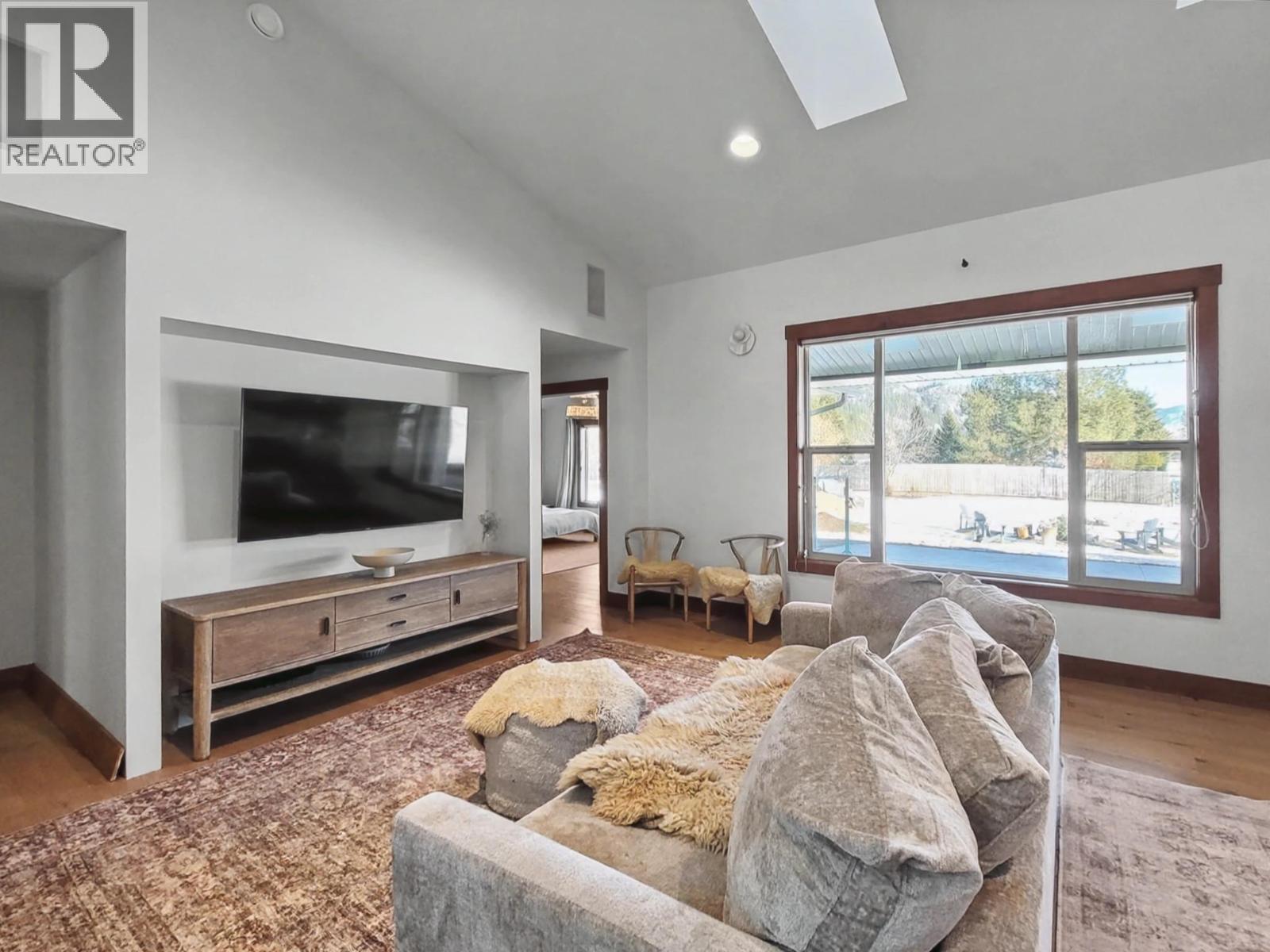 8170 Plotnikoff Road, Grand Forks, BC - Indoor Photo Showing Living Room