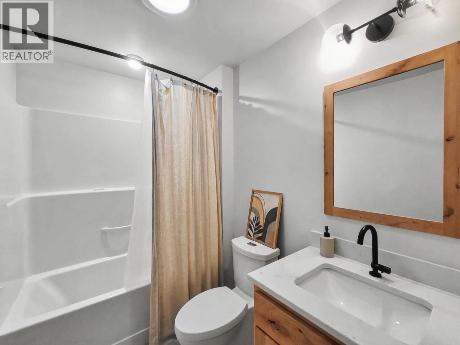 8170 Plotnikoff Road, Grand Forks, BC - Indoor Photo Showing Bathroom
