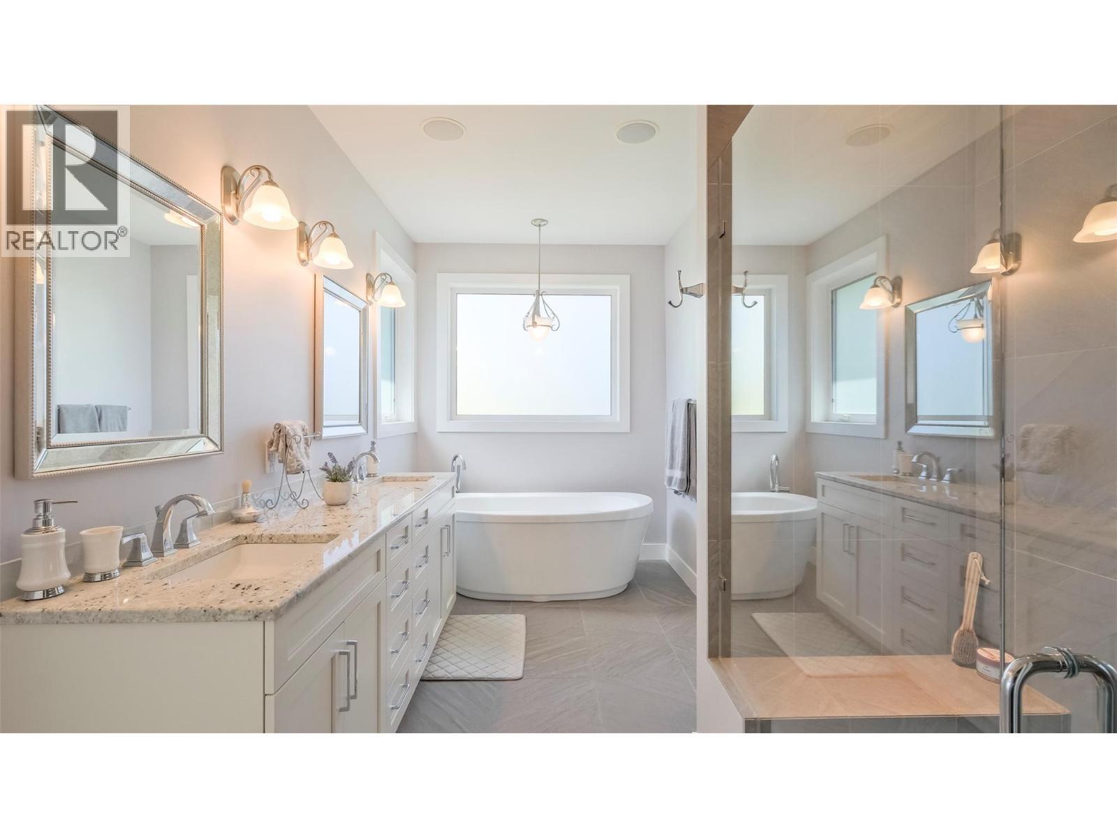 593 Harrogate Lane, Kelowna, BC - Indoor Photo Showing Bathroom