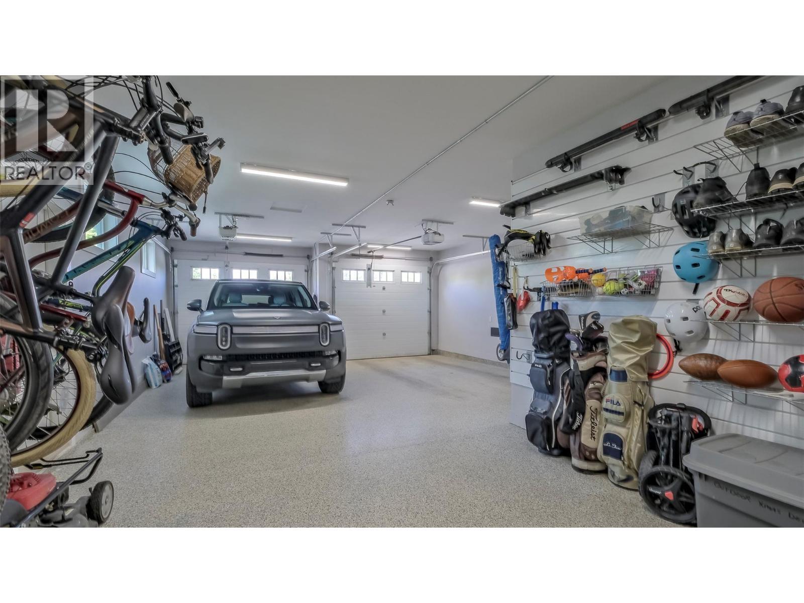 593 Harrogate Lane, Kelowna, BC - Indoor Photo Showing Garage