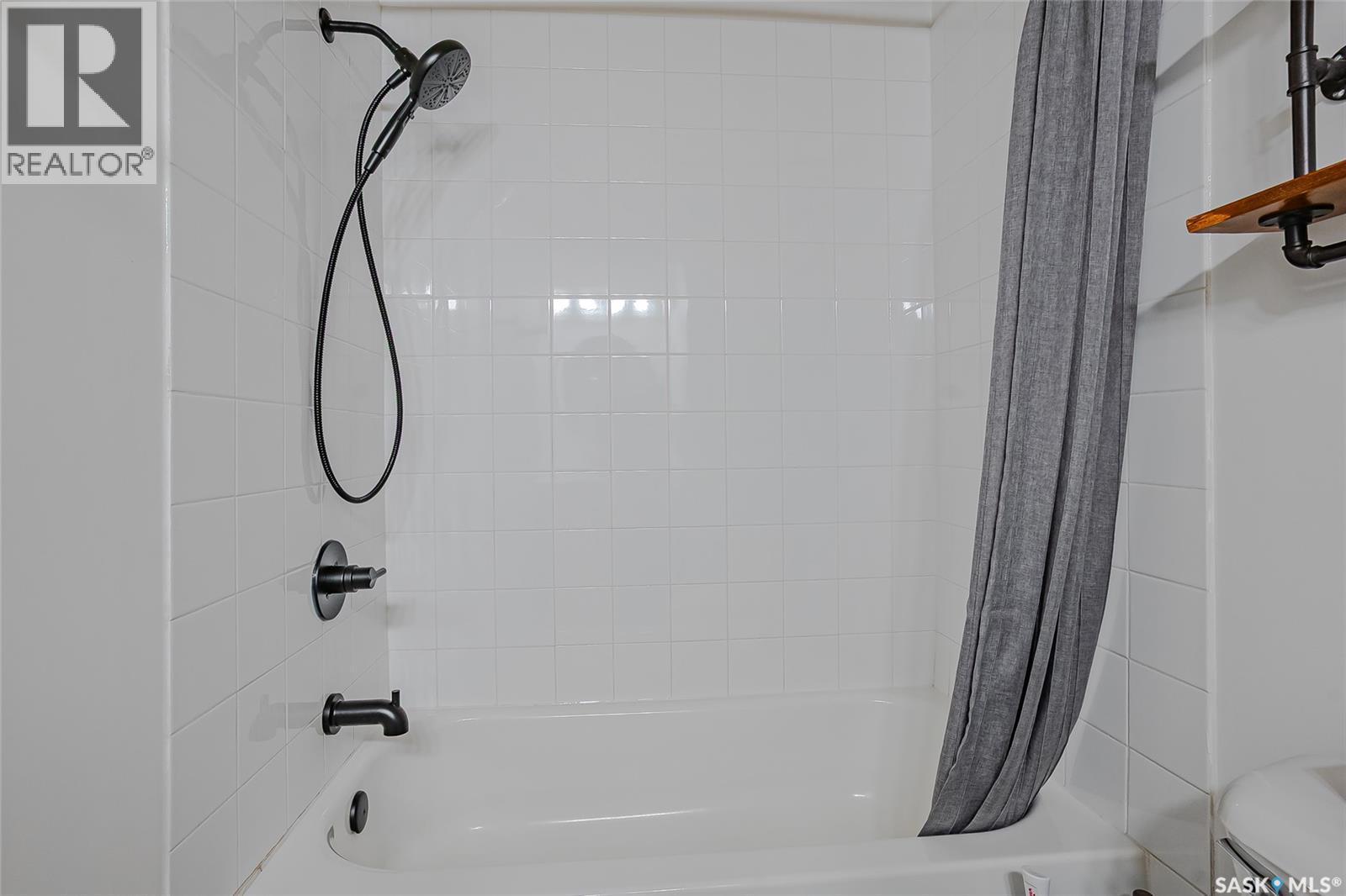 206 120 23Rd Street E, Saskatoon, SK - Indoor Photo Showing Bathroom