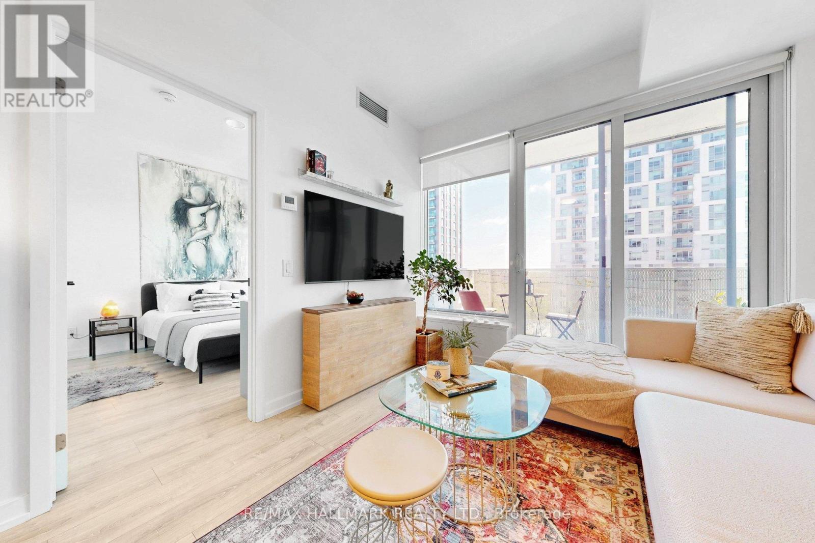 1805 - 20 Tubman Avenue, Toronto, ON - Indoor Photo Showing Living Room