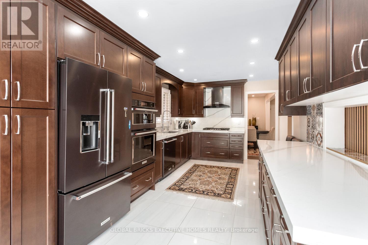 5952 Grossbeak Drive, Mississauga, ON - Indoor Photo Showing Kitchen With Upgraded Kitchen