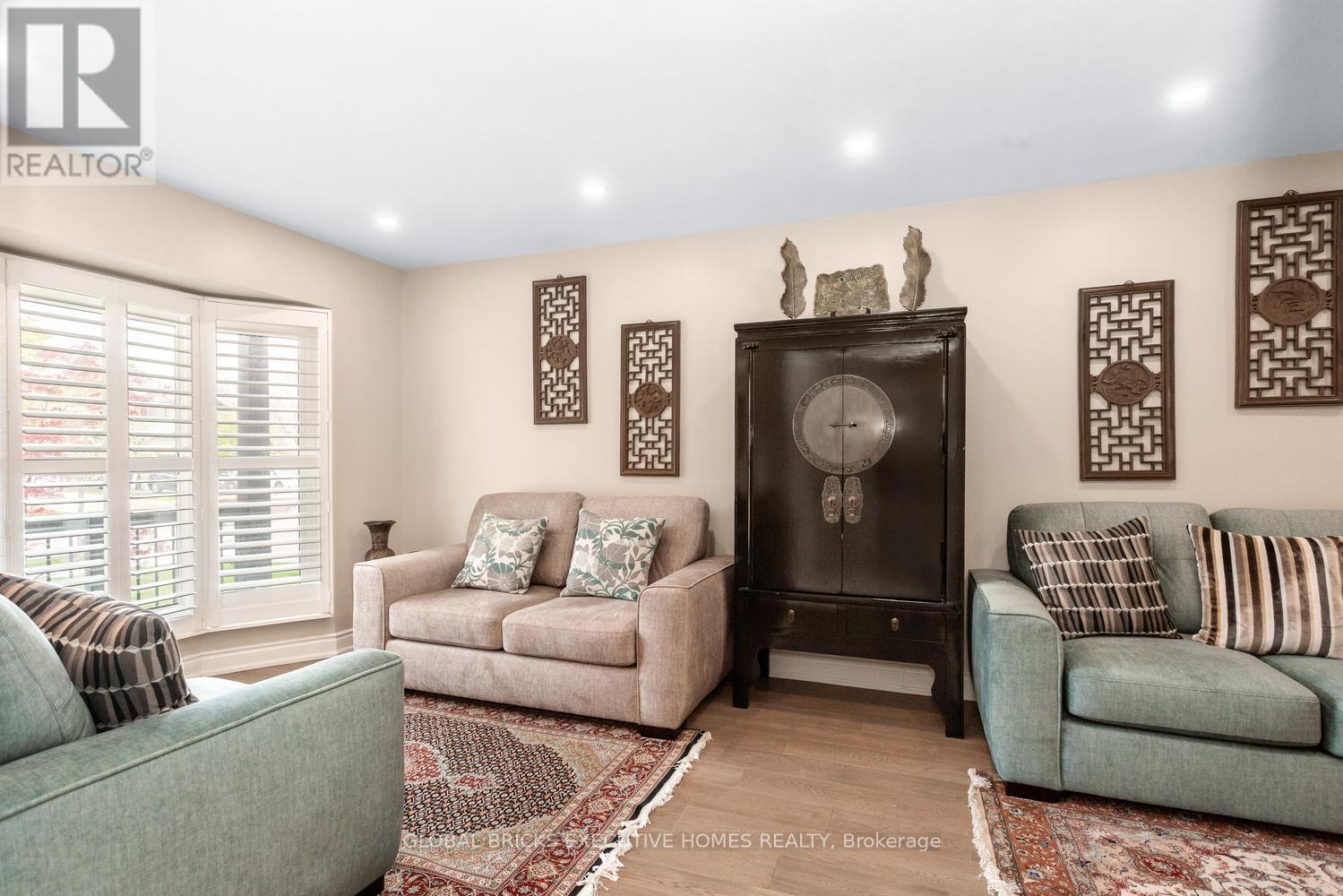 5952 Grossbeak Drive, Mississauga, ON - Indoor Photo Showing Living Room