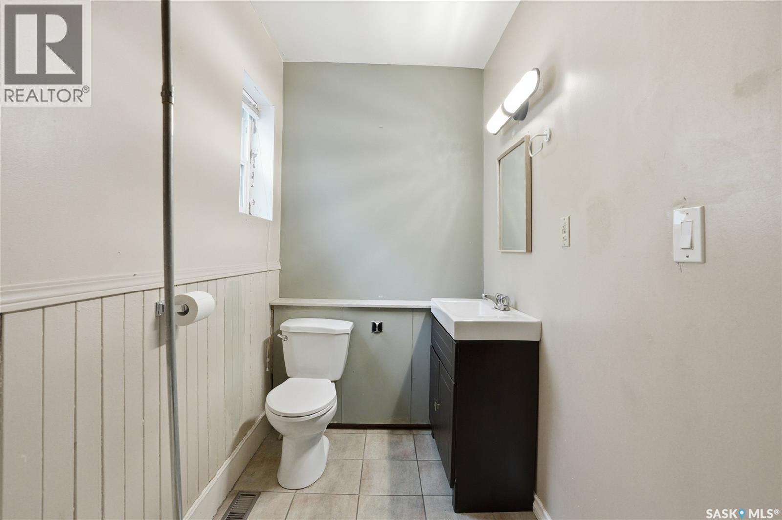 228 8Th Street E, Saskatoon, SK - Indoor Photo Showing Bathroom