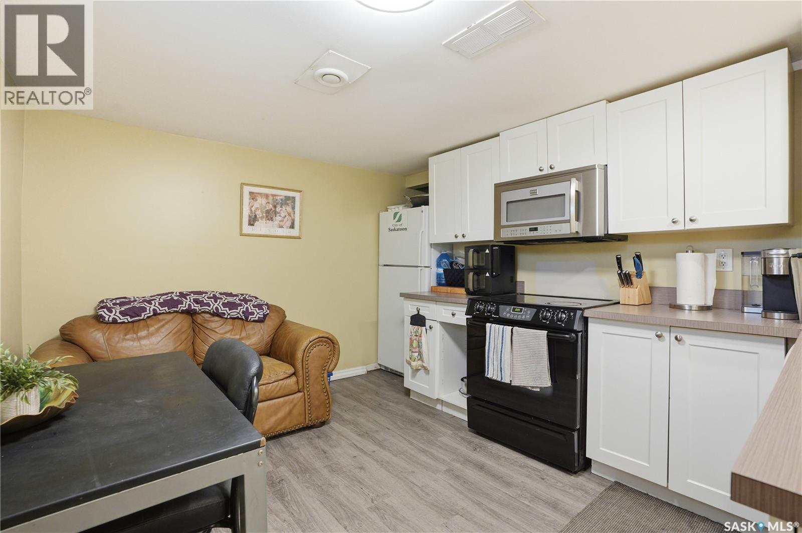 228 8Th Street E, Saskatoon, SK - Indoor Photo Showing Kitchen