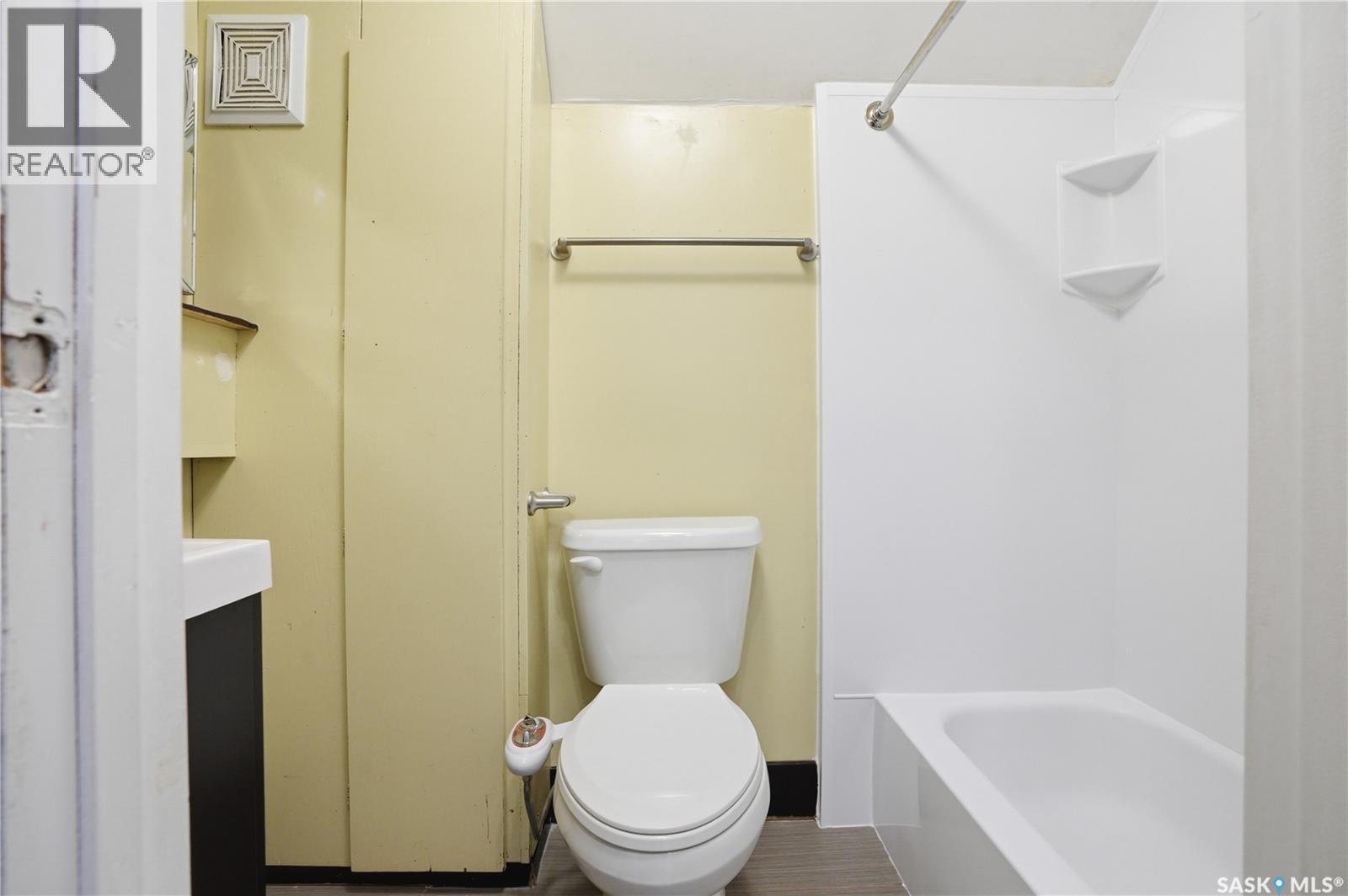 228 8Th Street E, Saskatoon, SK - Indoor Photo Showing Bathroom