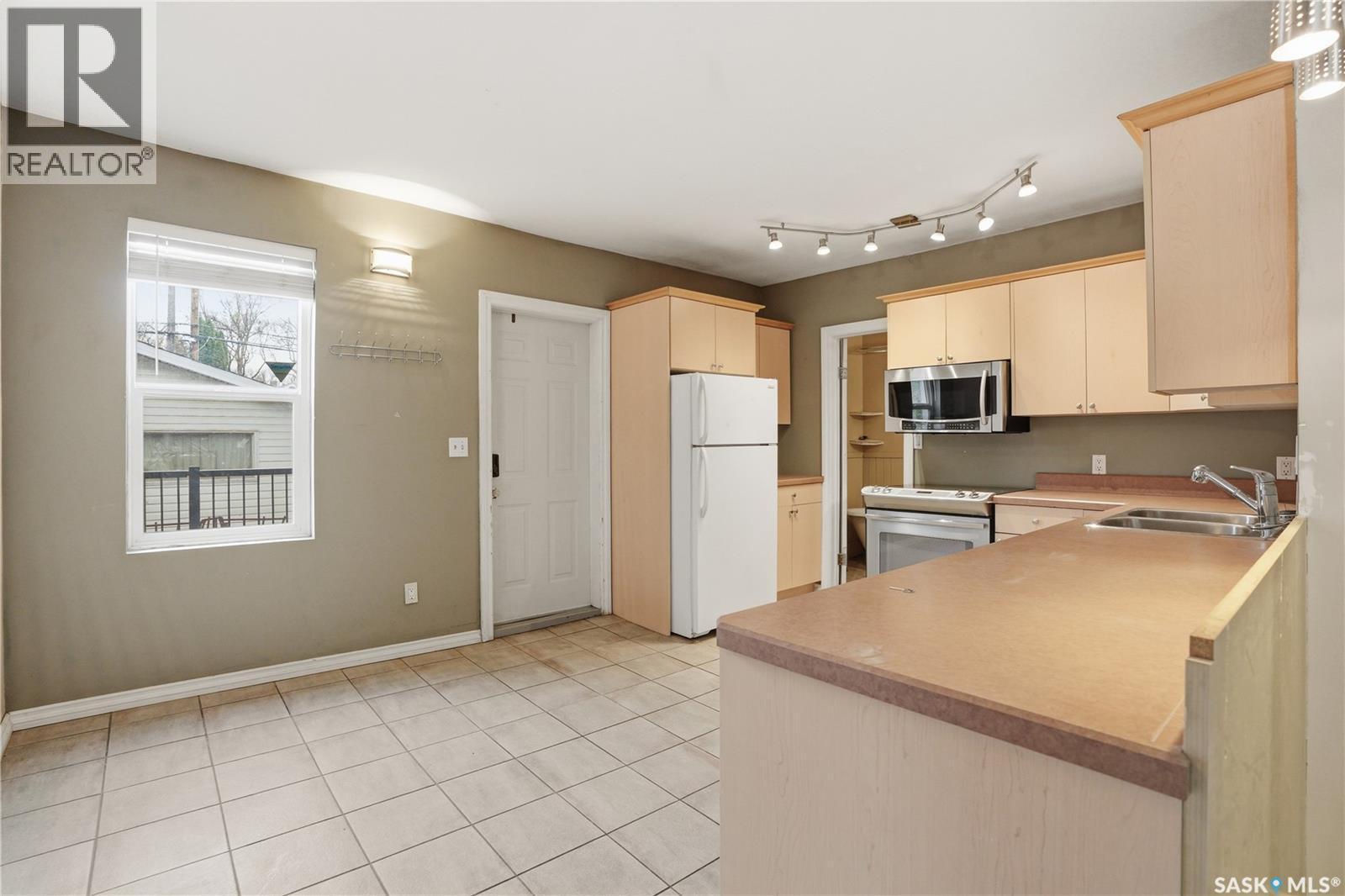 228 8Th Street E, Saskatoon, SK - Indoor Photo Showing Kitchen With Double Sink