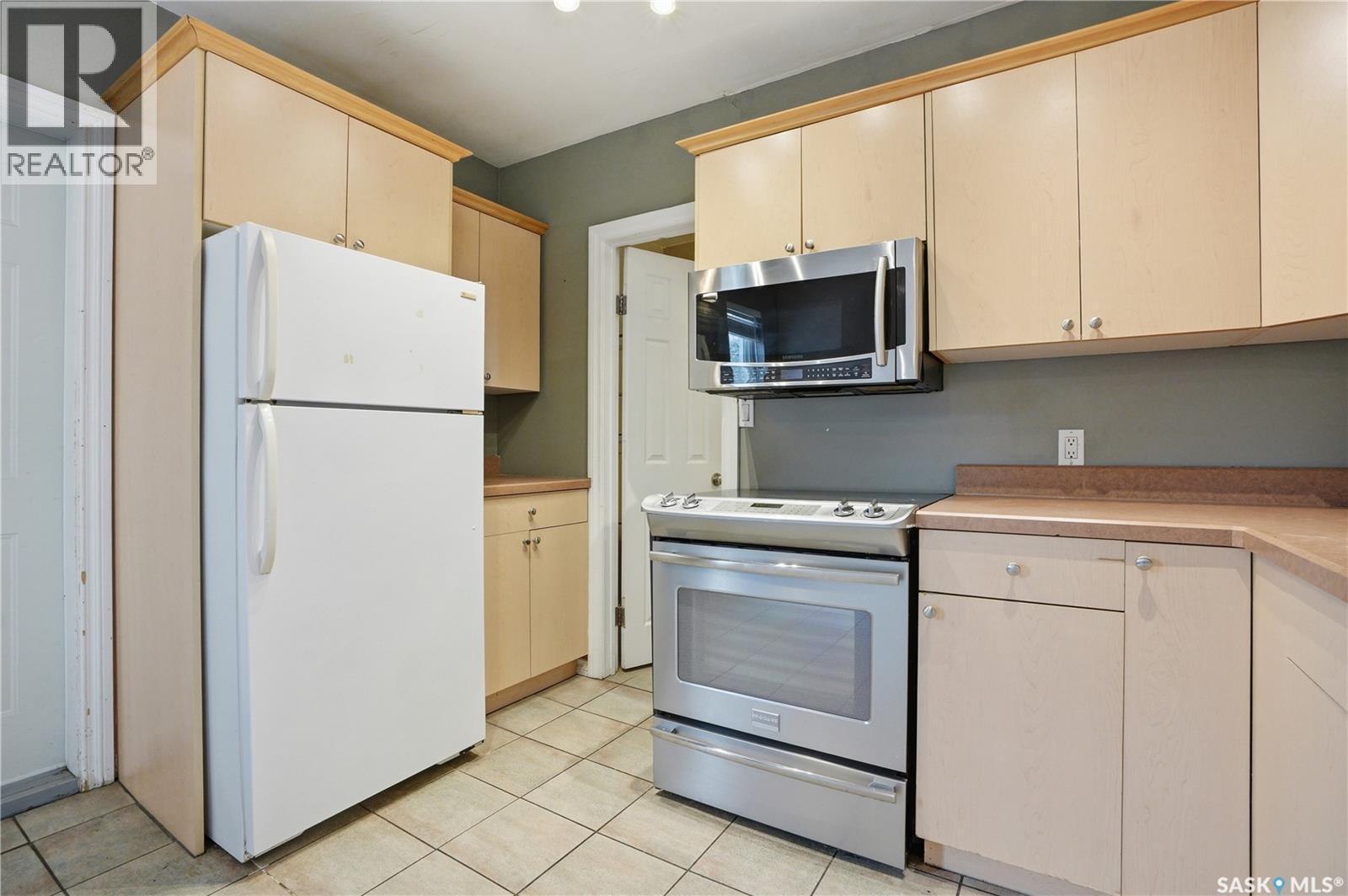 228 8Th Street E, Saskatoon, SK - Indoor Photo Showing Kitchen
