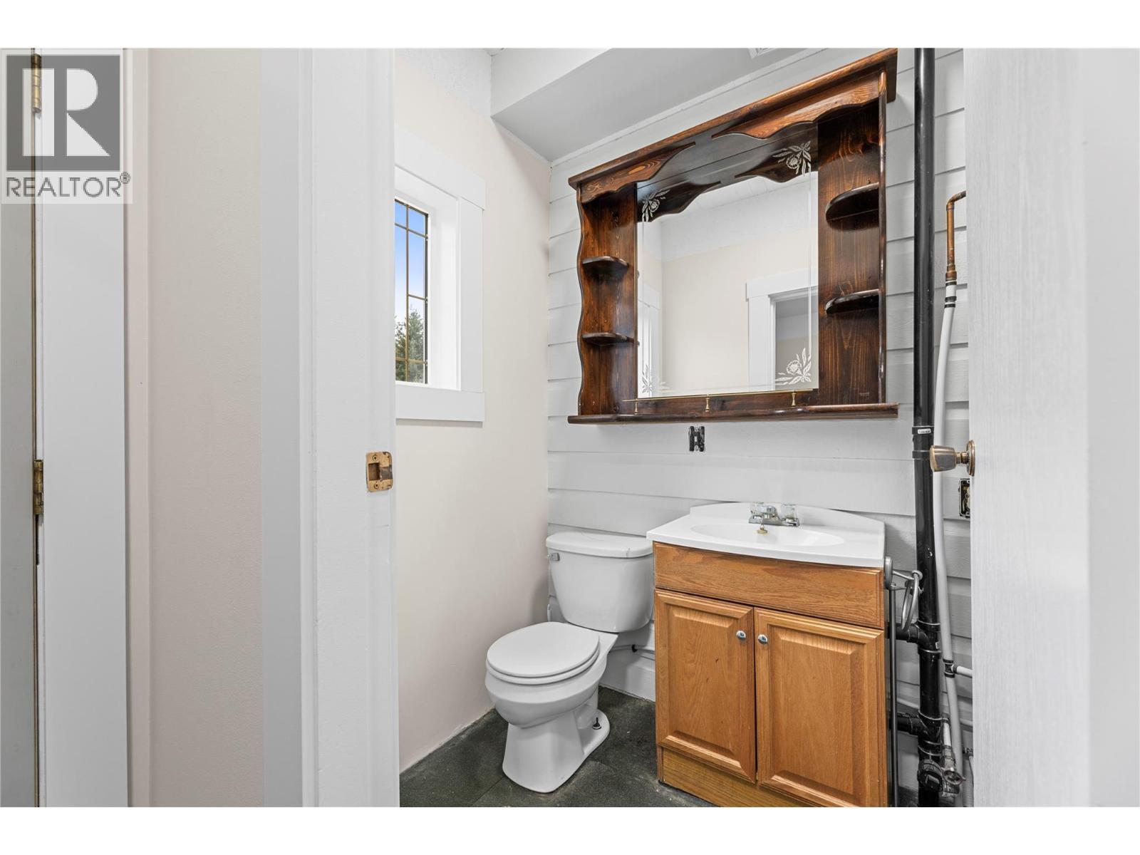 main floor - 3135 Edes Road, Salmon Arm, BC - Indoor Photo Showing Bathroom