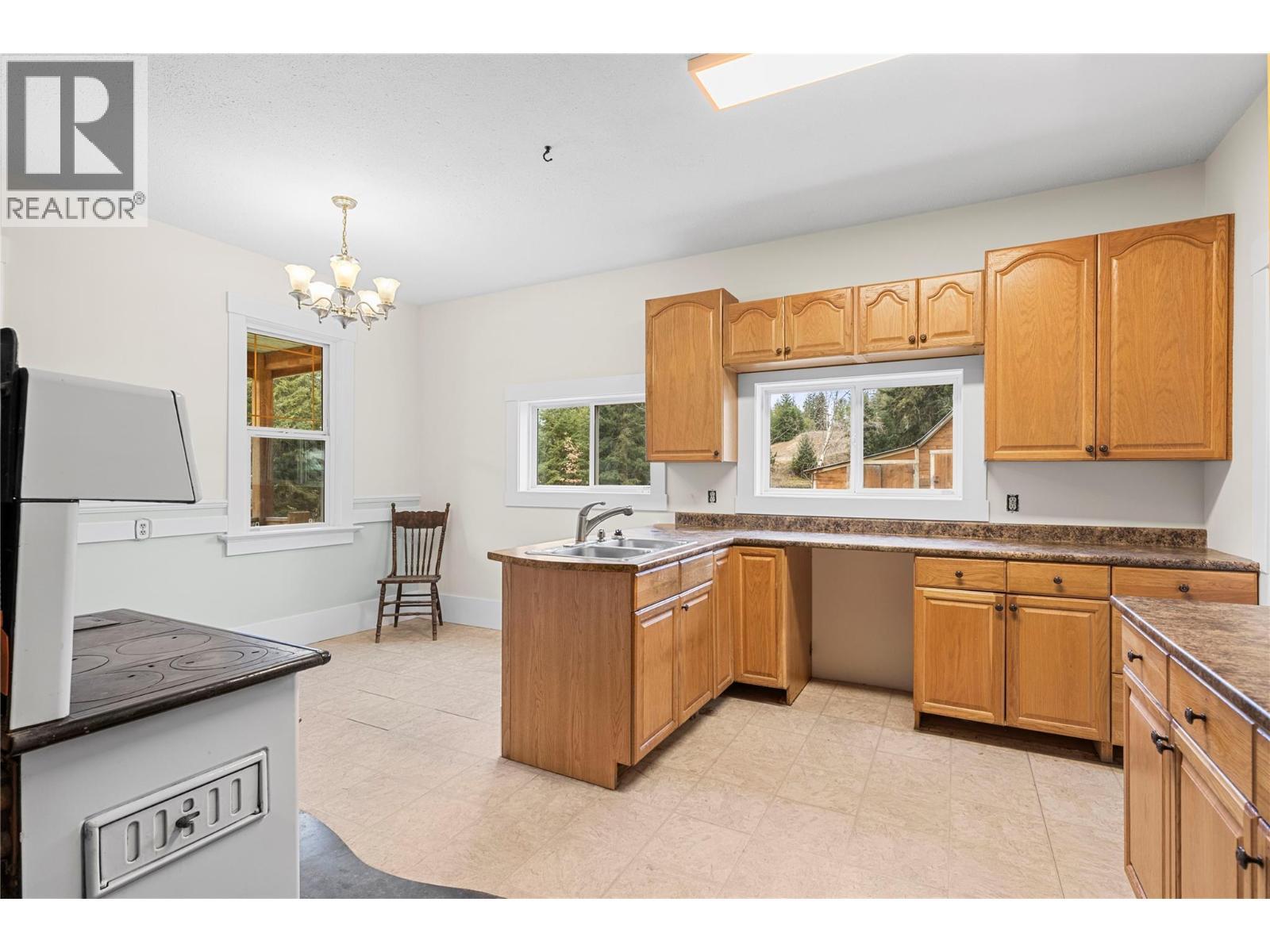 main floor - 3135 Edes Road, Salmon Arm, BC - Indoor Photo Showing Kitchen With Double Sink