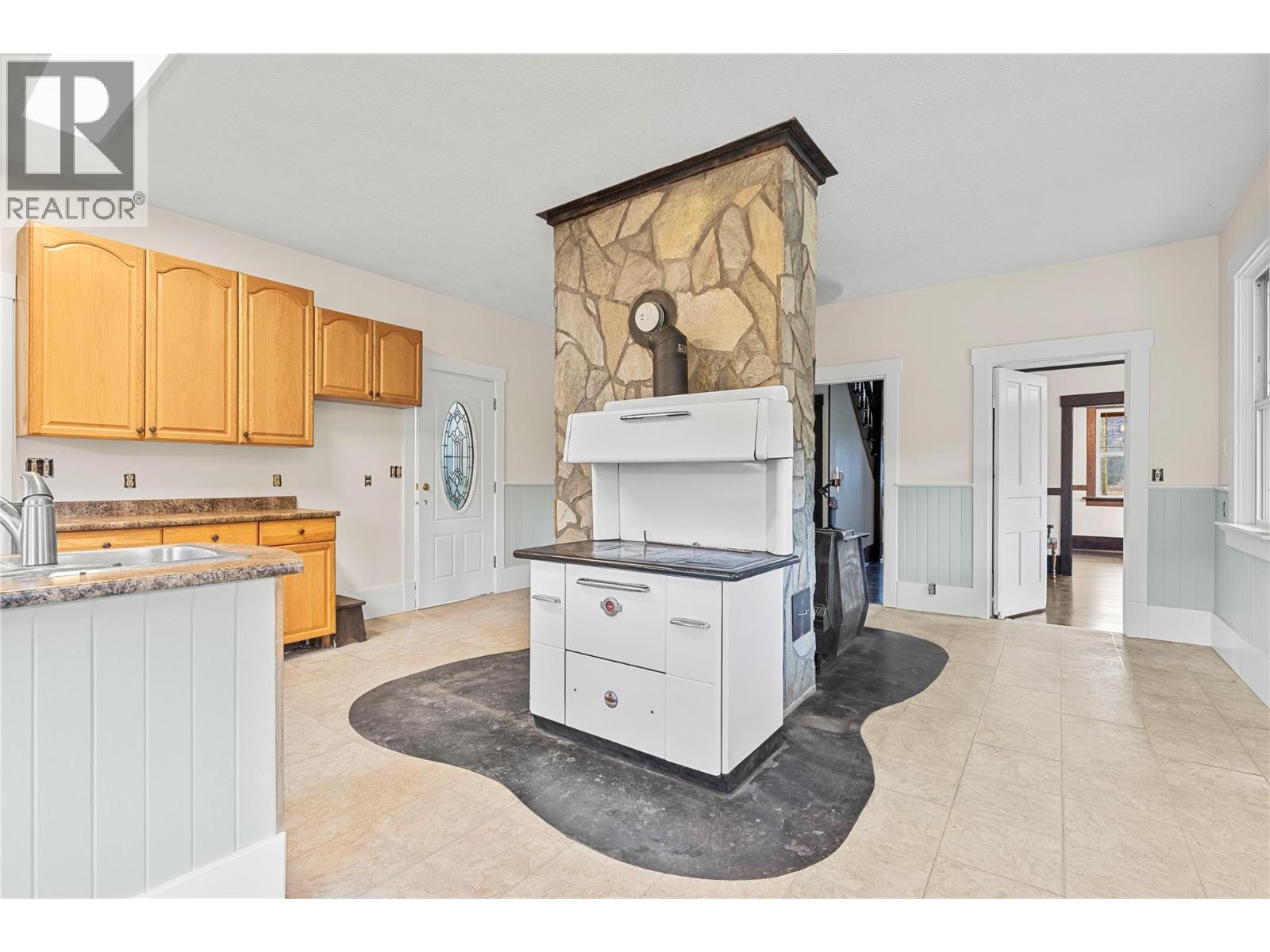 main floor - 3135 Edes Road, Salmon Arm, BC - Indoor Photo Showing Kitchen