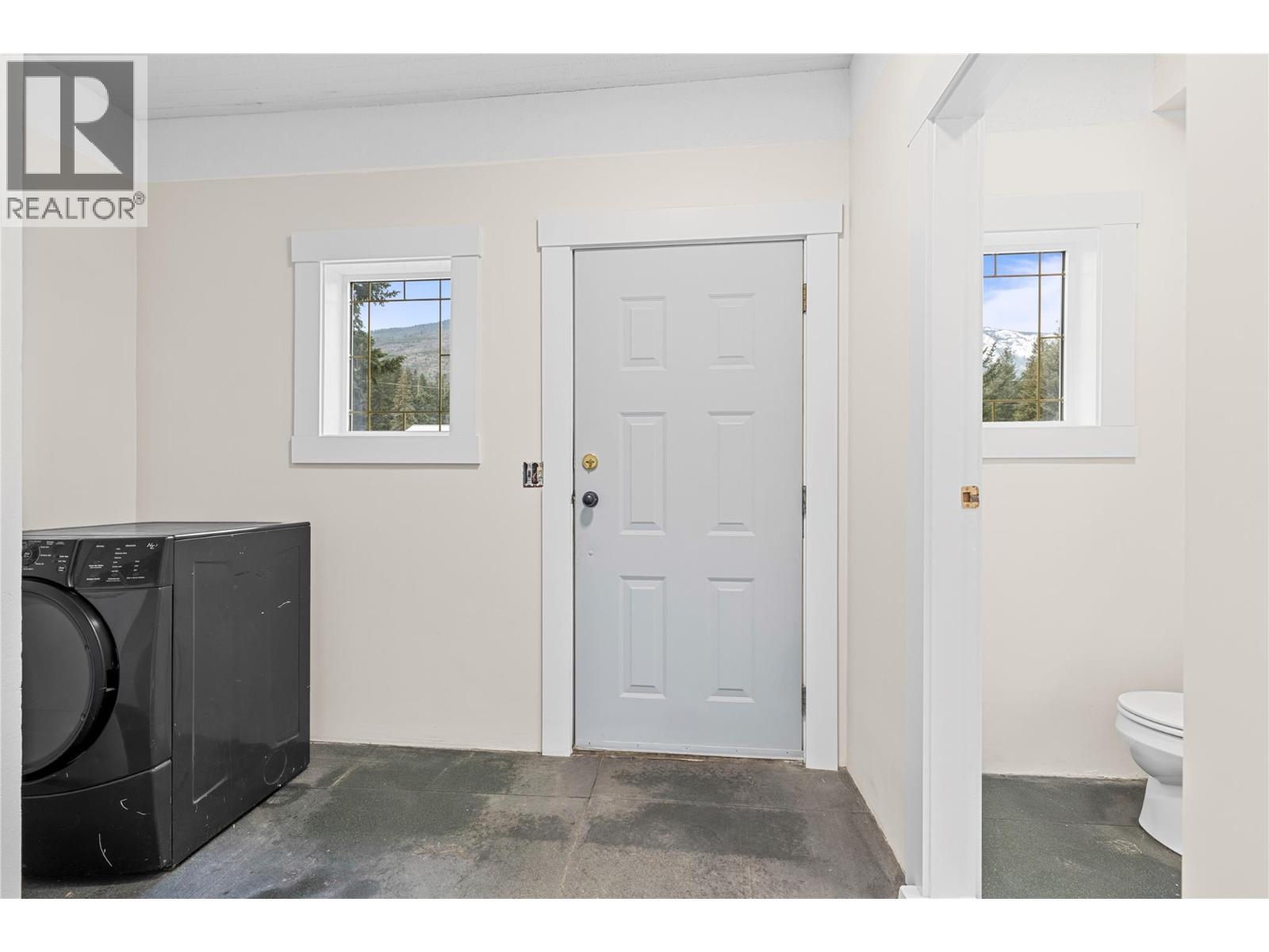 main floor - 3135 Edes Road, Salmon Arm, BC - Indoor Photo Showing Laundry Room