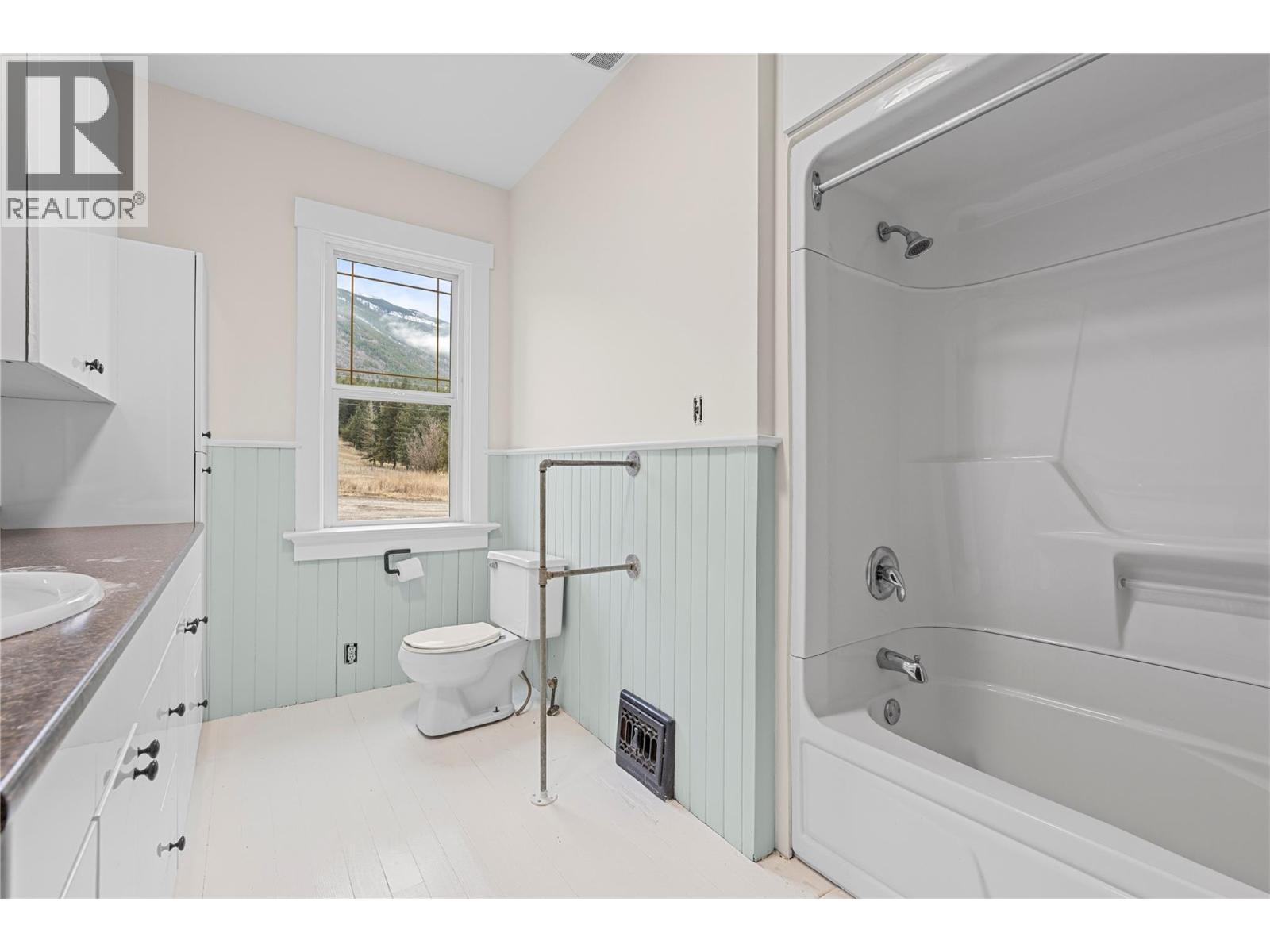 main floor - 3135 Edes Road, Salmon Arm, BC - Indoor Photo Showing Bathroom