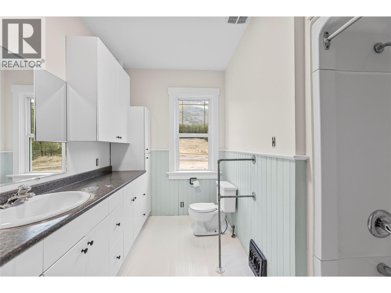 main floor - 3135 Edes Road, Salmon Arm, BC - Indoor Photo Showing Bathroom