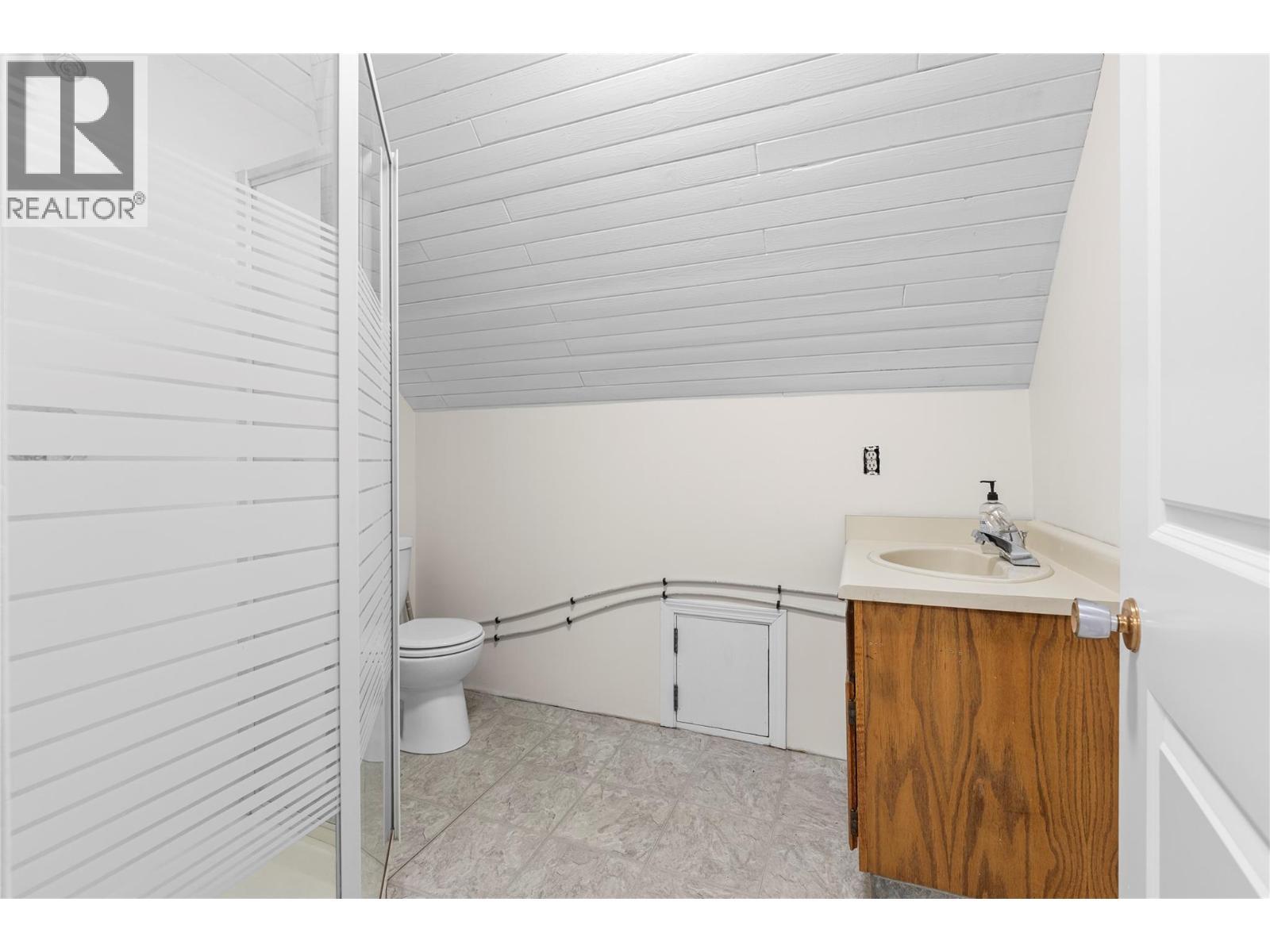 second floor - 3135 Edes Road, Salmon Arm, BC - Indoor Photo Showing Bathroom
