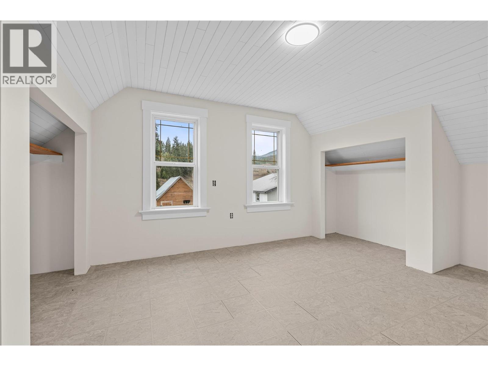 second floor - 3135 Edes Road, Salmon Arm, BC - Indoor Photo Showing Other Room