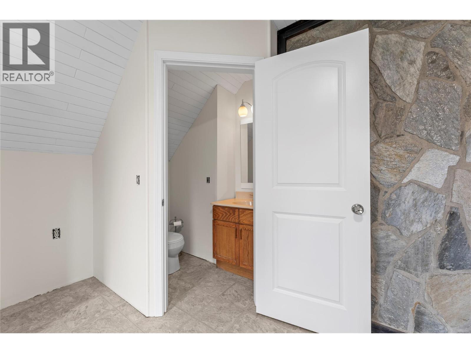 second floor - 3135 Edes Road, Salmon Arm, BC - Indoor Photo Showing Other Room