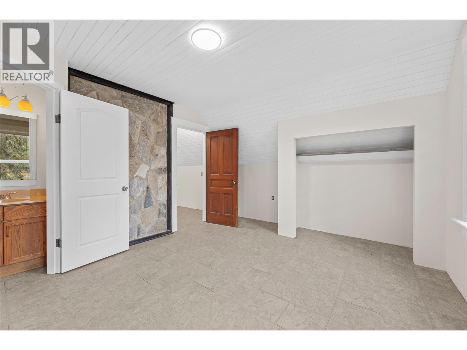 second floor - 3135 Edes Road, Salmon Arm, BC - Indoor Photo Showing Other Room