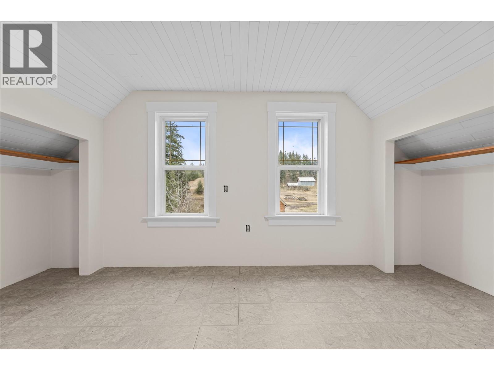 second floor - 3135 Edes Road, Salmon Arm, BC - Indoor Photo Showing Other Room