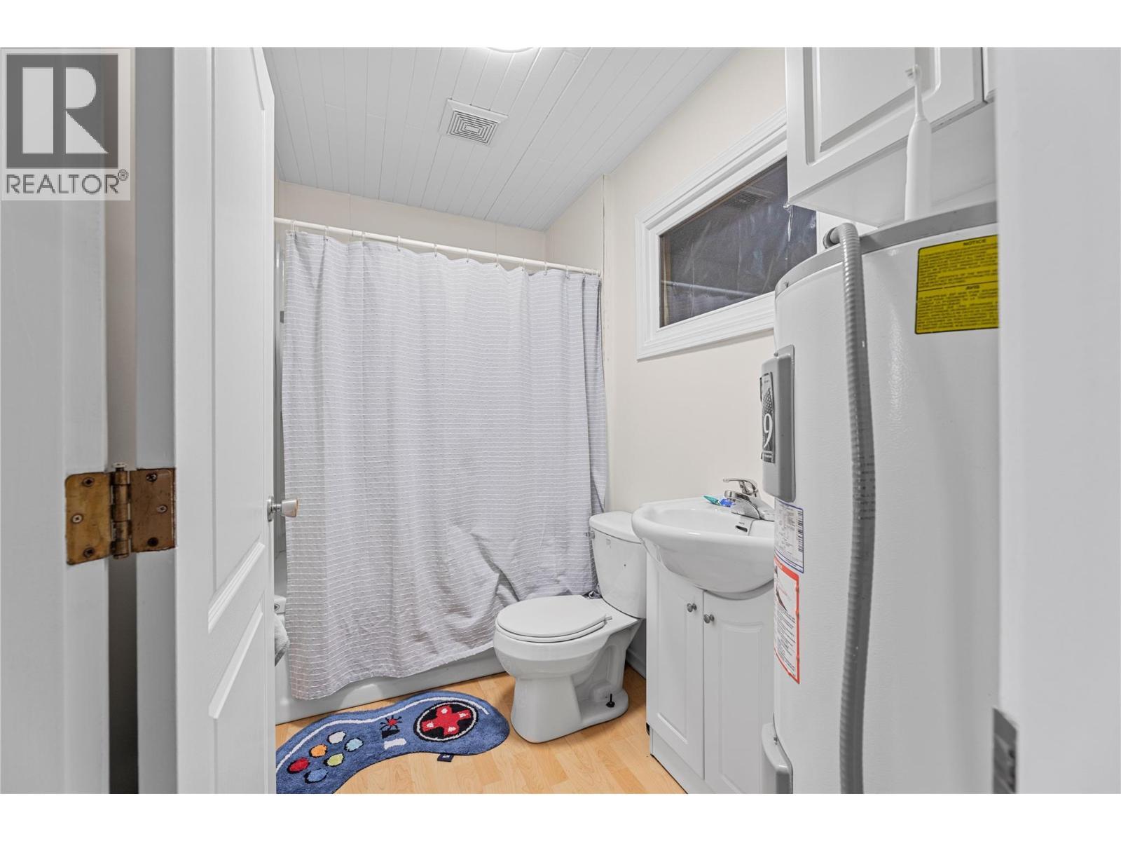 suite - 3135 Edes Road, Salmon Arm, BC - Indoor Photo Showing Bathroom