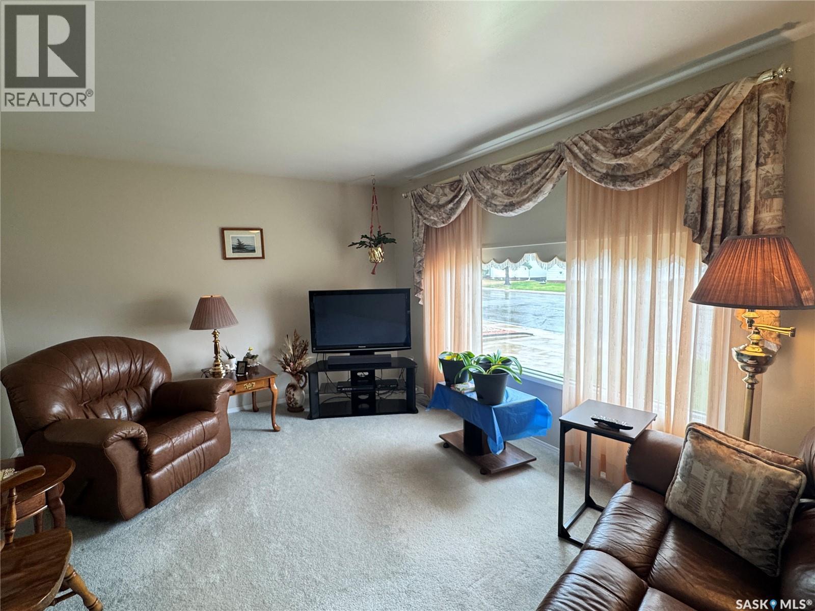 423 7Th Avenue W, Biggar, SK - Indoor Photo Showing Living Room
